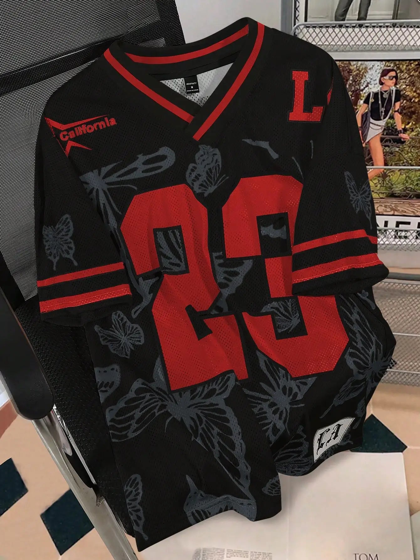 Men's Oversized Mesh Jersey Tee with Bold Number Print and Butterfly Pattern, Red & Cream V-Neck Streetwear Top